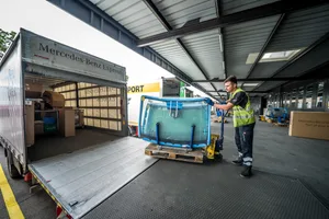 Zweimal täglich werden 138 Abnehmer in der ganzen Schweiz von Wetzikon aus beliefert. Zweimal täglich werden 138 Abnehmer in der ganzen Schweiz von Wetzikon aus beliefert.