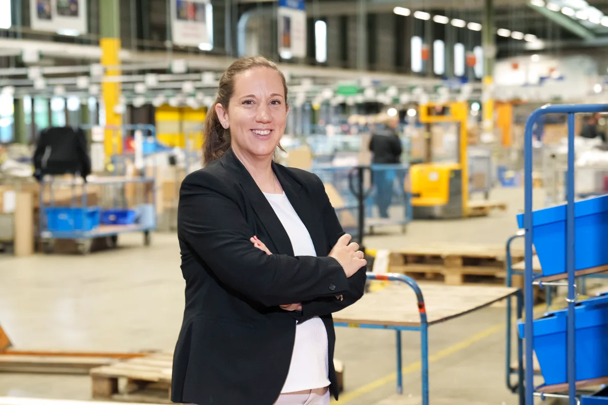 Porträt einer Frau im schwarzen Blaiser.