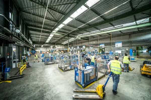 80 Mitarbeitende, darunter fünf Lernende, bearbeiten jedes Jahr rund 1,8 Millionen Bestellungen. 80 Mitarbeitende, darunter fünf Lernende, bearbeiten jedes Jahr rund 1,8 Millionen Bestellungen.