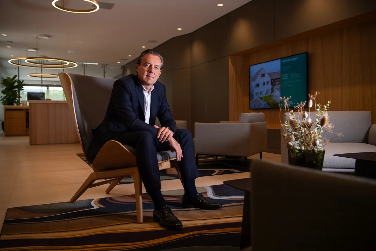 André Wegmann, CEO der Bank Avera, sitzt in einem Lounge-Stuhl.