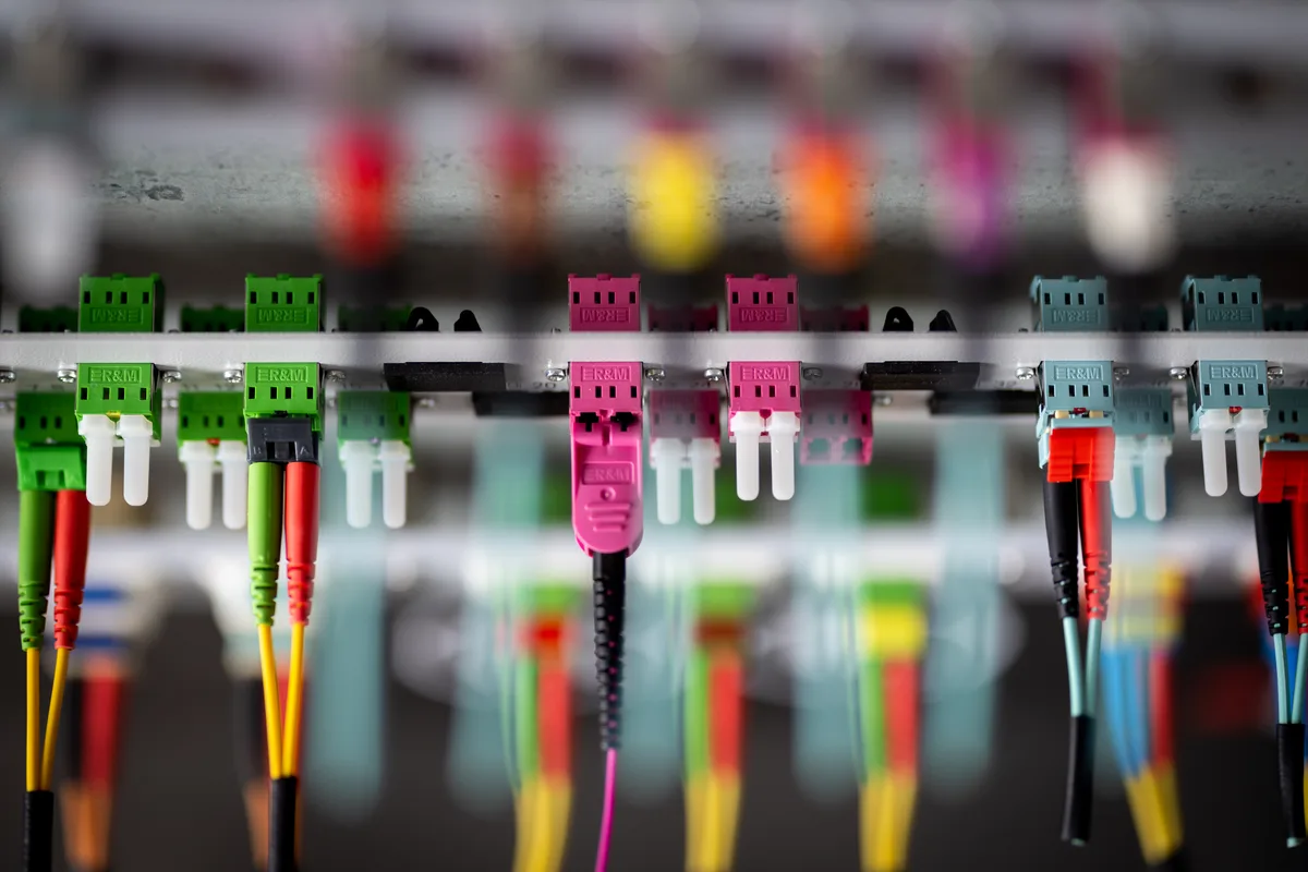 R&M produziert Infrastrukturen für Rechenzentren und Datennetze. Das Wetziker Industrieunternehmen produziert auch in Mexiko. (Archiv) Bunte Kabel.