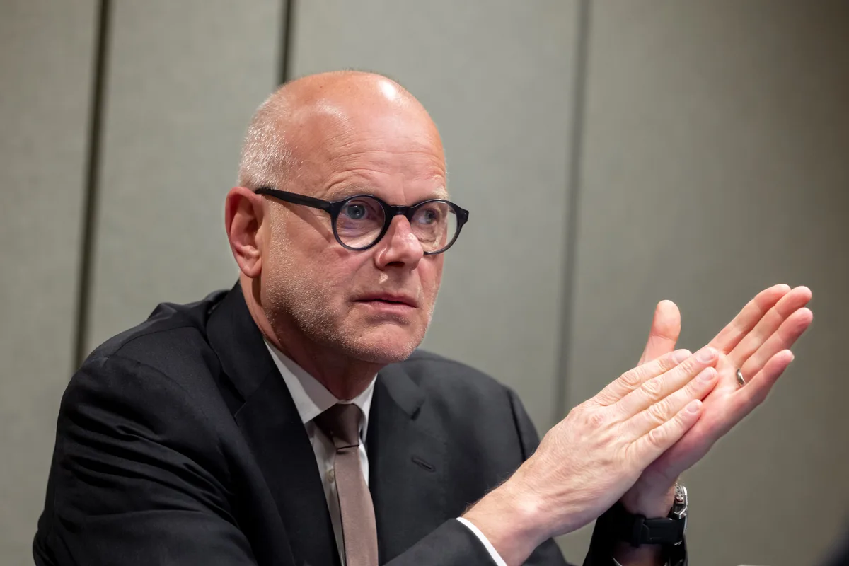 Rolf Zaugg, CEO, in bzw. vor dem Hauptsitz der Bank Avera in Wetzikon.