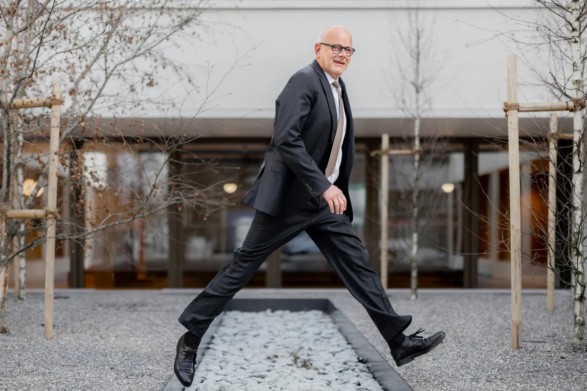 Rolf Zaugg, CEO, im bzw. vor dem Hauptsitz der Bank Avera in Wetzikon.