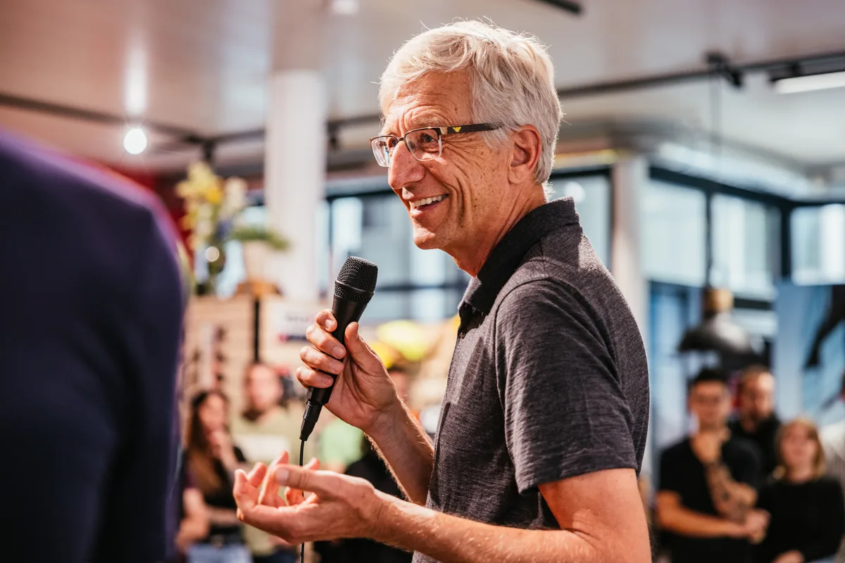 Ein Mann hält ein Mikrofon in der Hand.