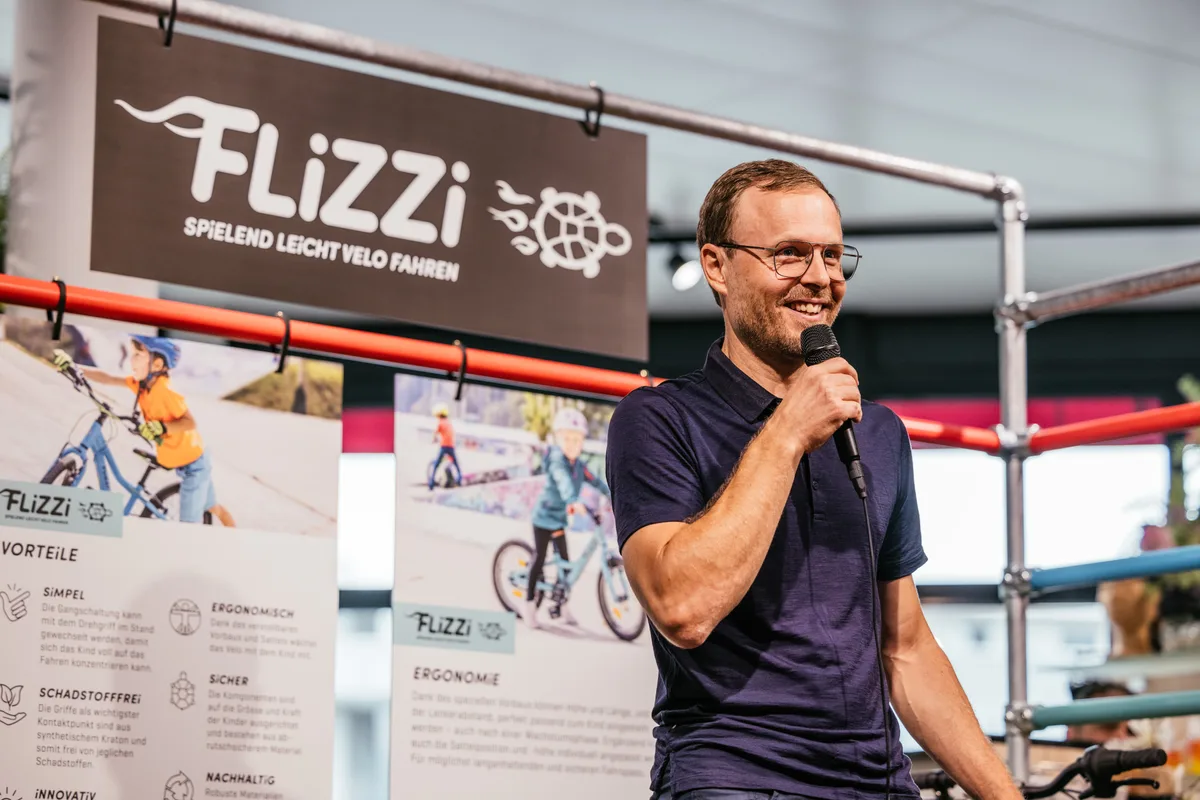 Ein Mann hält eine Rede.