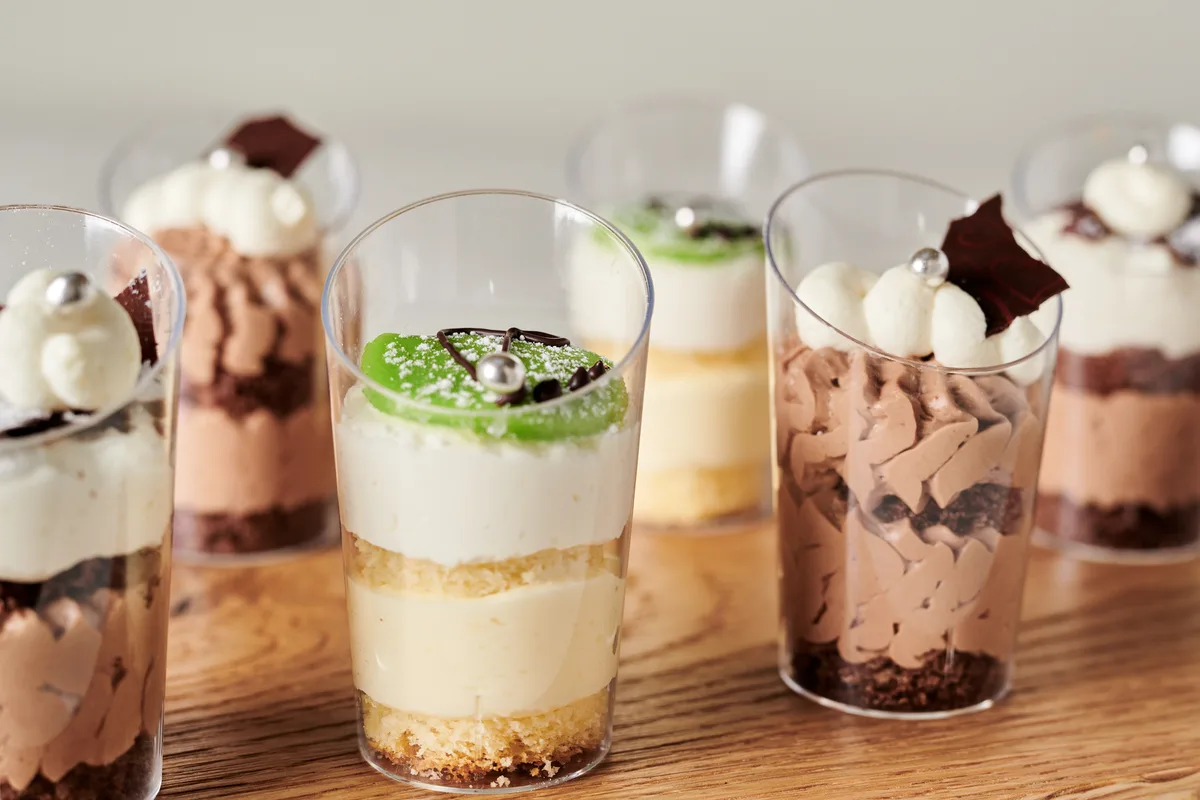 Patisserie und Kleingebäck lässt sich kaum wiederverwerten. Verschiedene Patisserie-Produkte.