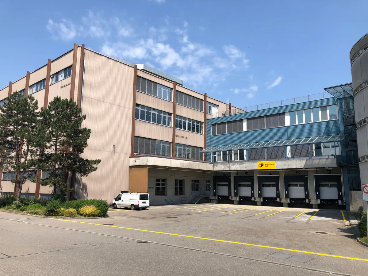 Seit Anfang Juni ist das neue Paketzentrum der Post in Wallisellen in Betrieb. Verarbeitet werden Pakete vom und für das Zürcher Oberland.