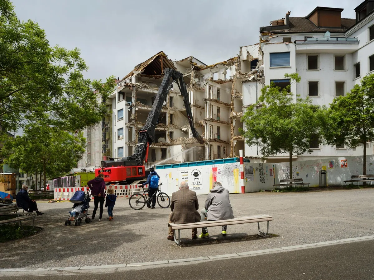 Man sieht den Röschibachplatz in Zürich.
