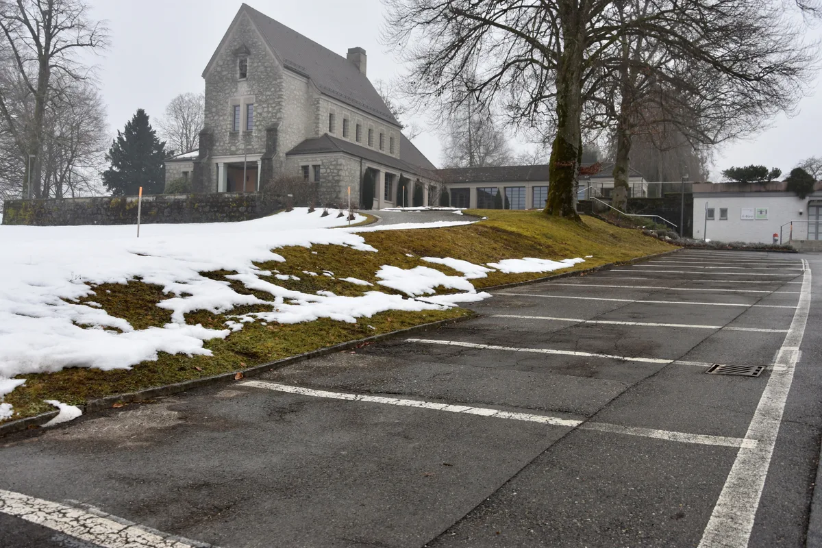 Parkplätze vor einem Krematorium.