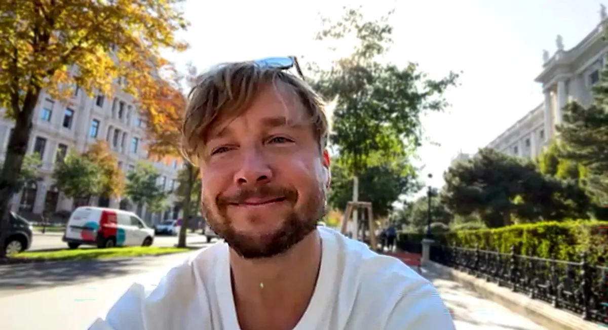 Im Vorfeld seines Konzerts in Dübendorf sprach Samu Haber, hier in Wien, im Videotalk über Sunrise Avenue, seine persönliche Veränderung und Eishockey. Im Vorfeld seines Konzerts in Dübendorf sprach Samu Haber, hier in Wien, im Videotalk über Sunrise Avenue, seine persönliche Veränderung und Eishockey.