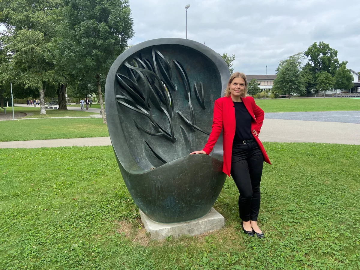Annette Schaers in rotem Blazer im Stadtpark Uster.