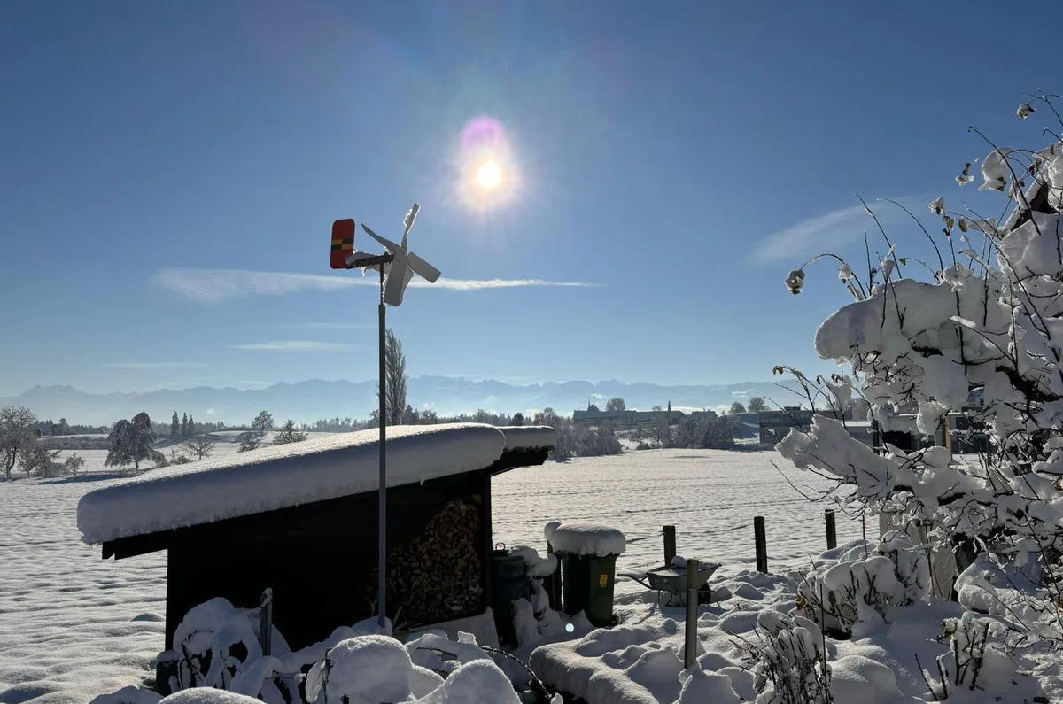 Die weisse Pracht liegt auf den Bäumen und Dächern. Bubikon im Schnee