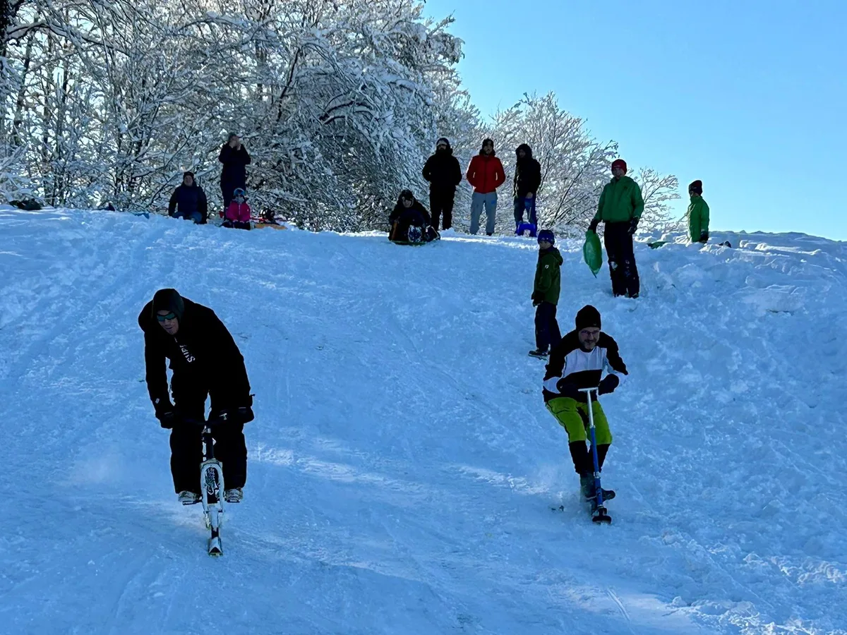 Gross und Klein wagt sich auf die Piste. Hinwil im Schnee
