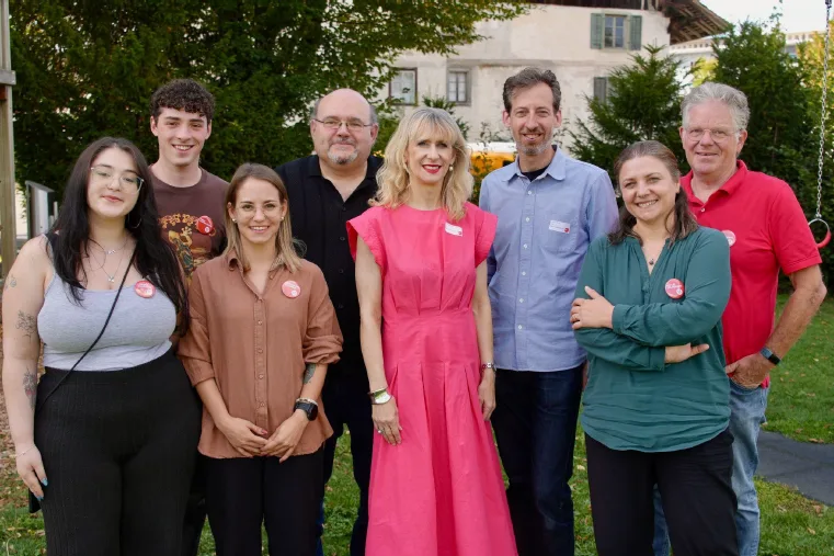 Die Kantonsratskandidierenden der SP Bezirk Hinwil mit den beiden Regierungsratskandidierendenn(von links): Lorina Krasniqi, Sven Hanselmann, Natascha Blumer, Pascal Bassu, Priska Seiler Grafn(Regierungsratskandidatin), Nicolas Galladé (Regierungsratskandidat), Advije Delihasani und Wimnvan Moorsel.