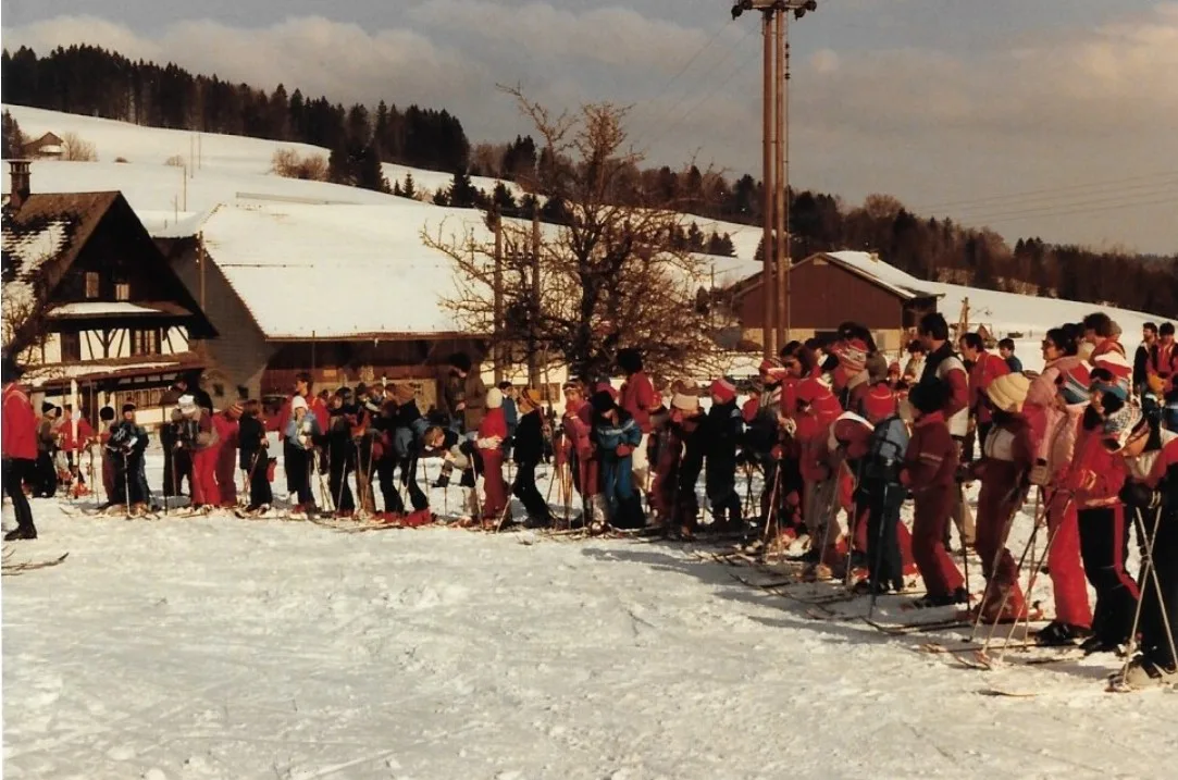 Eine Skischulklasse in den 1980er Jahren.