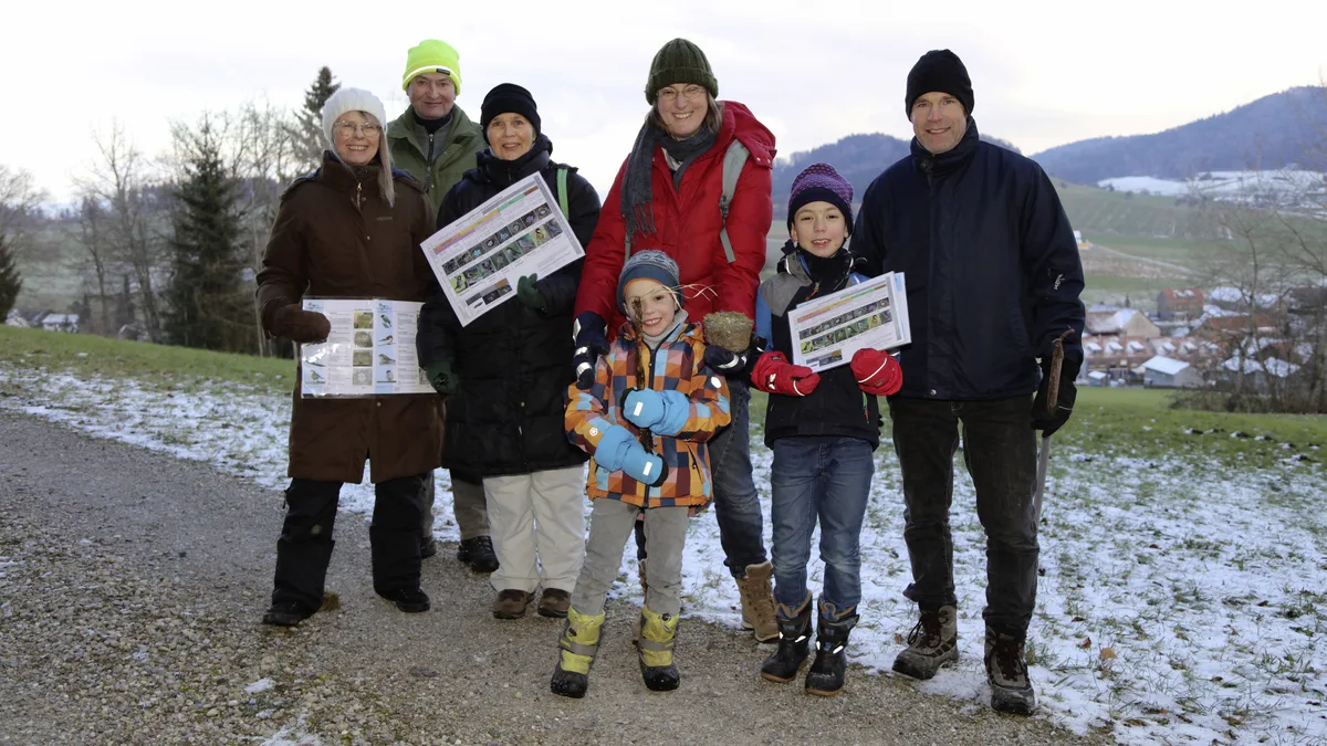 Ein kleines Putzteam hat sich trotz der Kälte zusammengefunden. Reinigung der Nisthilfen mit dem Naturschutzverein Elgg und Umgebung in Schlatt