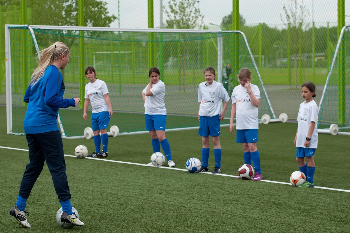 Die FCZ-Spielerin Cecile Sigrist begleitet ein Training anlaesslich des "Girlskick" Camps in der Sportanlage Herrenschuerli in Zuerich-Schwamendingen, am Dienstag 3. Mai 2011. Der FC Zuerich Frauen fuehrt in diesem Jahr zum ersten Mal ein Maedchenfussballcamp fuer Maedchen im Alter von 9 bis 14 Jahren durch. (KEYSTONE/SAMUEL TRUEMPY)