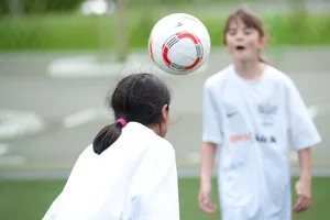 26205433-1 Ein Maedchen macht einen Kopfball anlaesslich des "Girlskick" Camps in der Sportanlage Herrenschuerli in Zuerich-Schwamendingen, am Dienstag 3. Mai 2011. Der FC Zuerich Frauen fuehrt in diesem Jahr zum ersten Mal ein Maedchenfussballcamp fuer Maedchen im Alter von 9 bis 14 Jahren durch. (KEYSTONE/SAMUEL TRUEMPY)