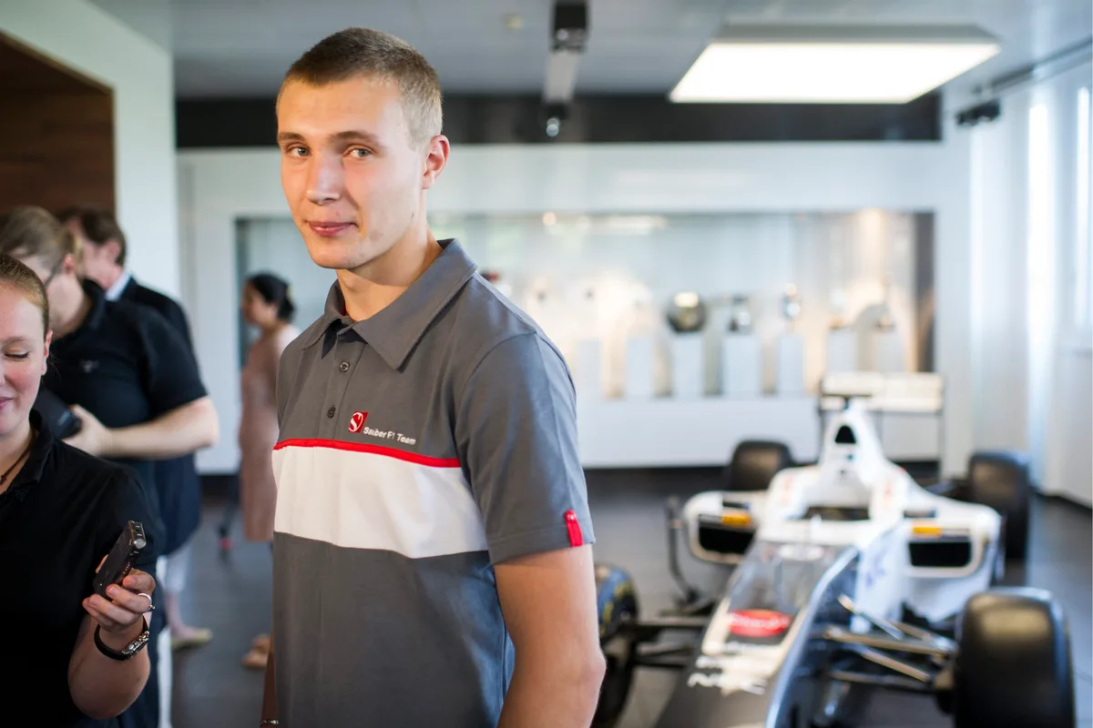 Der russische Formel 1 Fahrer Sergei Sirotkin posiert an einer Medienkonferenz am Mittwoch, 21. August 2013 bei Sauber in Hinwil.