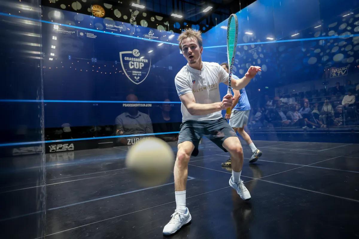 Achtung Ball! Man könnte meinen, Fotograf Christian Merz habe sich beim GC-Cup im Zürcher HB in die Squashbox geschmuggelt. Hat er nicht – der Ustermer David Bernet konnte voll durchziehen. Cindy Merlo und David Bernet in der Erstrunde des GC-Cup im Zürcher HB.