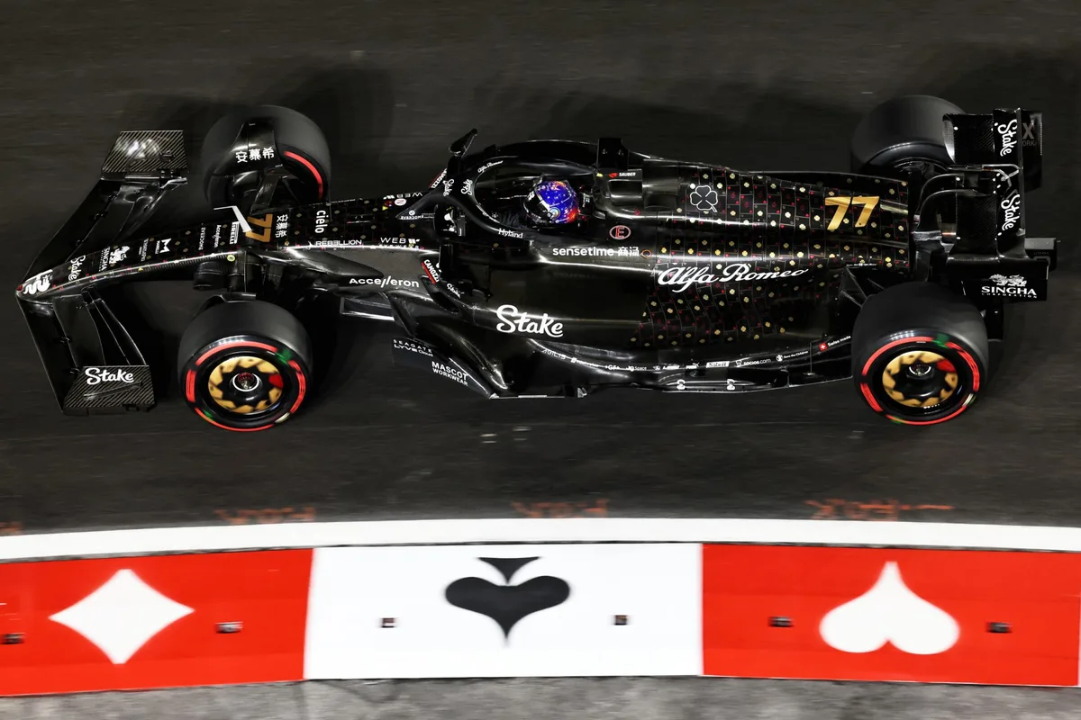 GP von Las Vegas 2023: Der Hinwiler Bolide mit Spielkartenmotiven für das Rennen im Spielerparadies. Ein Formel-1-Auto mit einer Sonderbemalung