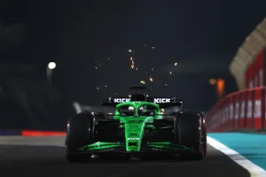 28431870-1 ABU DHABI, UNITED ARAB EMIRATES - DECEMBER 05: Sparks fly behind Nico Hulkenberg of Germany driving the (27) Kick Sauber C45 Ferrari on track during practice ahead of the F1 Grand Prix of Abu Dhabi at Yas Marina Circuit on December 05, 2025 in Abu Dhabi, United Arab Emirates. (Photo by Zak Mauger/LAT Images)