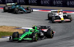 26564051-5 SPIELBERG, AUSTRIA - JUNE 29: Gabriel Bortoleto of Brazil driving the (5) Kick Sauber C45 Ferrari leads Liam Lawson of New Zealand driving the (30) Visa Cash App Racing Bulls VCARB 02 and Fernando Alonso of Spain driving the (14) Aston Martin F1 Team AMR25 Mercedes on track during the F1 Grand Prix of Austria at Red Bull Ring on June 29, 2025 in Spielberg, Austria. (Photo by Zak Mauger/LAT Images)