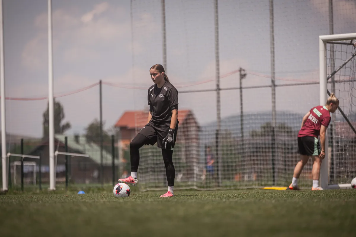 Torhüterin Yara Zwyssig während der U19-EM in Bosnien und Herzegowina im Training der Schweizer Nationalauswahl. Torhüterin Yara Zwyssig während der U19-EM in Bosnien und Herzegowina im Training der Schweizer Nationalauswahl.