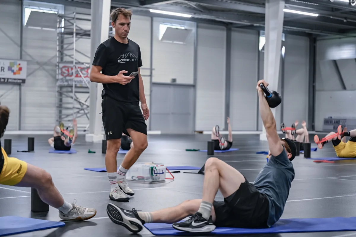 27005445-6 Macht er die Übung richtig? Carlo Janka beobachtet einen Wetziker Spieler.