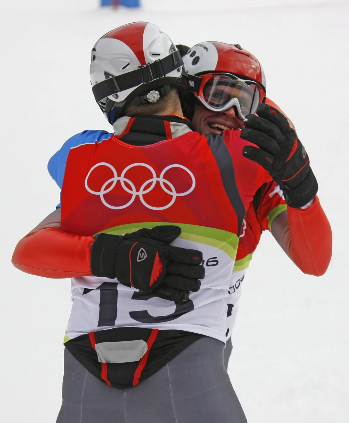 Philipp Schoch und Simon Schoch umarmen sich.