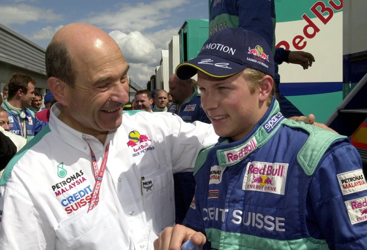 Sauber-Chef Peter Sauber freut sich mit Pilot Kimi Raeikkoenen ueber dessen fuenften Platz am F-1 Grand Prix von Grossbritannien in Silverstone, am Sonntag, 15. Juli 2001. (KEYSTONE/Jimmy Froidevaux) === ELECTRONIC IMAGE ===