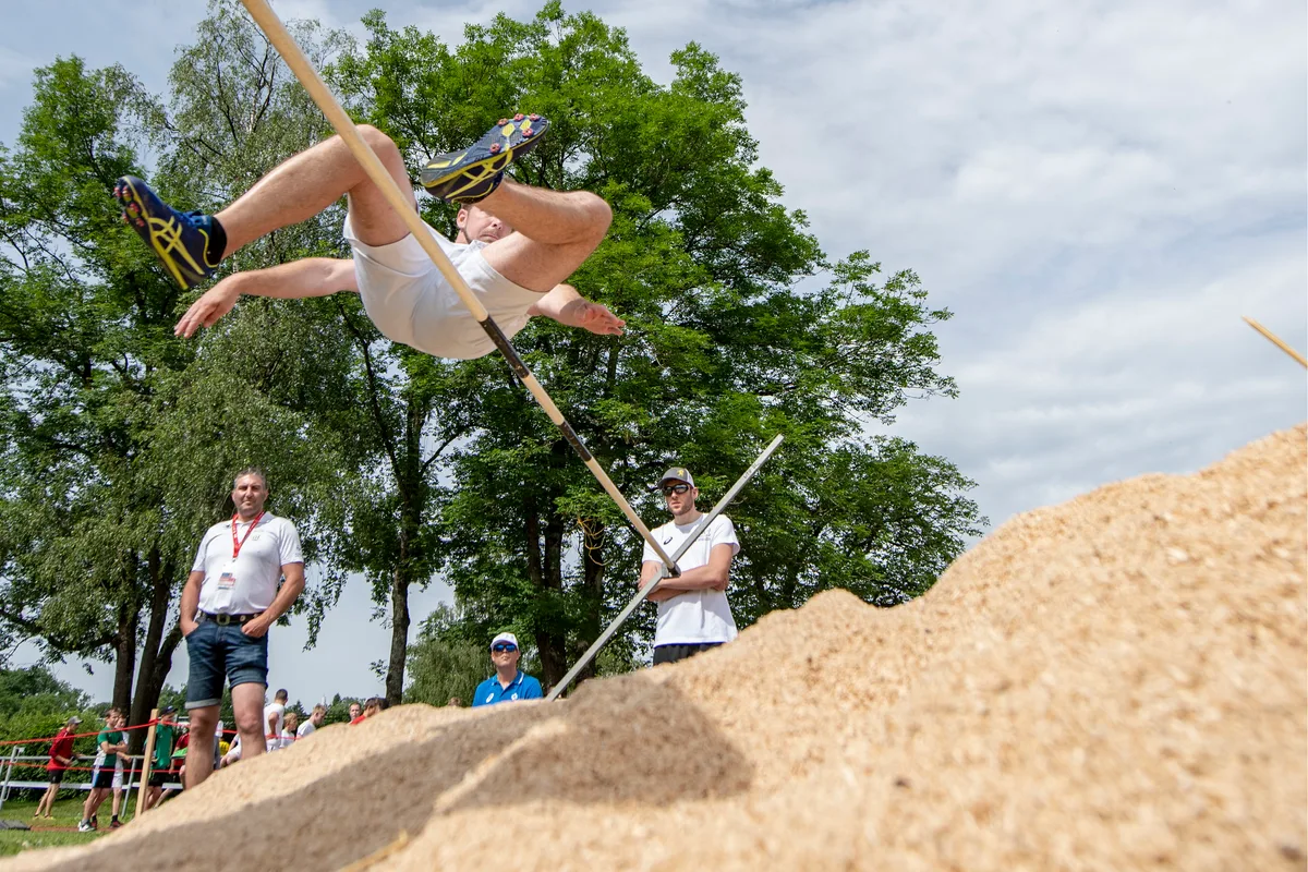 Ein Nationalturner in action beim Hochweitsprung anlaesslich des Eidgenoessischen Turnfest 2019 in Aarau am Freitag, 14. Juni 2019 im Schachen in Aarau. Das Eidgenoessische Turnfest in Aarau dauert vom 13. Juni bis 23. Juni 2019. (KEYSTONE/Urs Flueeler) Ein Nationalturner in action beim Hochweitsprung anlaesslich des Eidgenoessischen Turnfest 2019 in Aarau am Freitag, 14. Juni 2019 im Schachen in Aarau. Das Eidgenoessische Turnfest in Aarau dauert vom 13. Juni bis 23. Juni 2019. (KEYSTONE/Urs Flueeler)