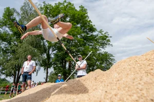 Ein Nationalturner in action beim Hochweitsprung anlaesslich des Eidgenoessischen Turnfest 2019 in Aarau am Freitag, 14. Juni 2019 im Schachen in Aarau. Das Eidgenoessische Turnfest in Aarau dauert vom 13. Juni bis 23. Juni 2019. (KEYSTONE/Urs Flueeler) Ein Nationalturner in action beim Hochweitsprung anlaesslich des Eidgenoessischen Turnfest 2019 in Aarau am Freitag, 14. Juni 2019 im Schachen in Aarau. Das Eidgenoessische Turnfest in Aarau dauert vom 13. Juni bis 23. Juni 2019. (KEYSTONE/Urs Flueeler)