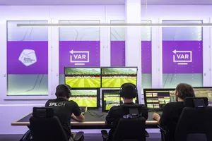 10582063-3 Volle Konzentration: Das VAR-Trio trifft sich jeweils schon rund 90 Minuten vor Spielbeginn zur Einstimmung