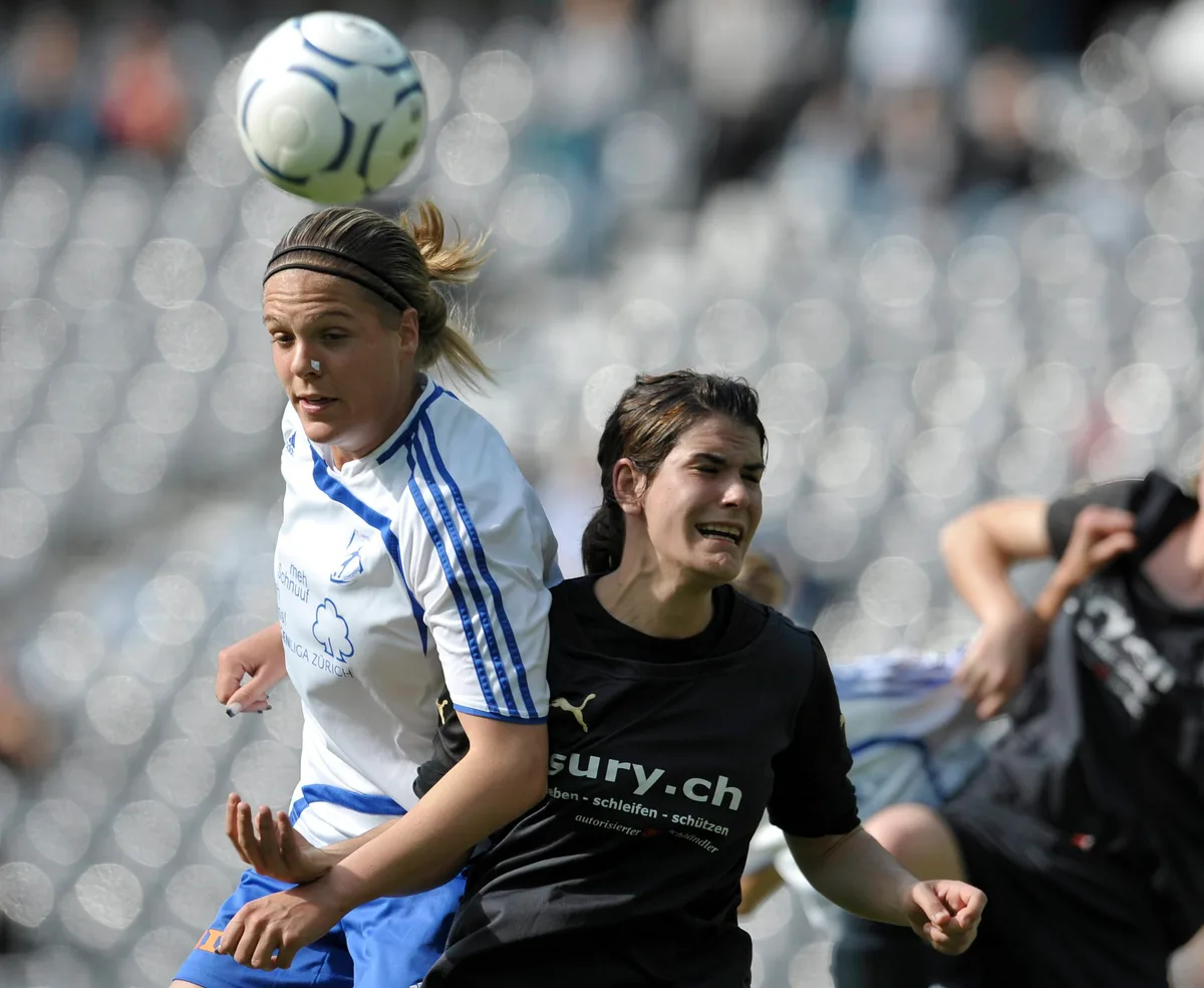 Désirée Grundbacher im Zweikampf mit Berns Marie Fellay (rechts).