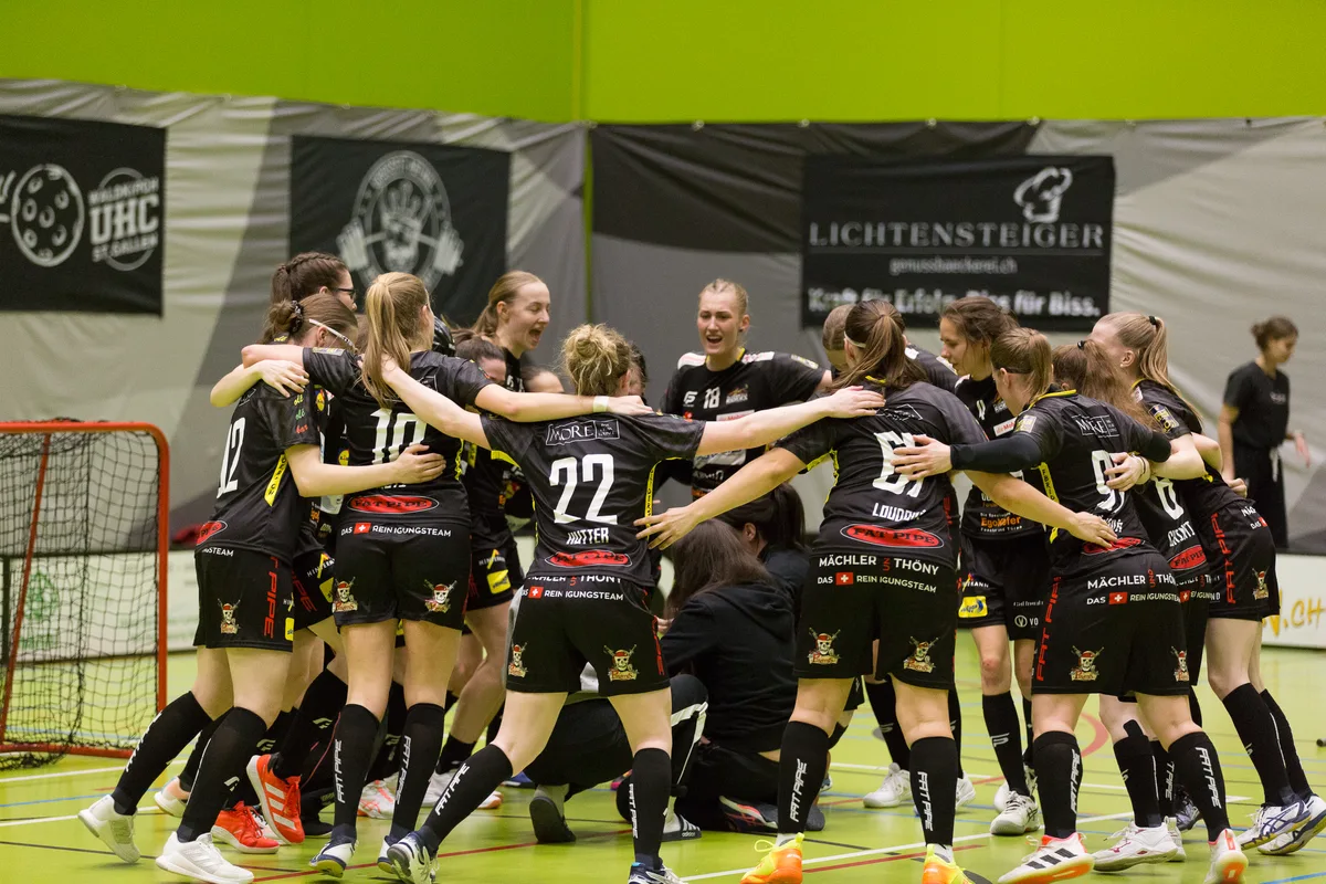 10998426-2 Die Floorball Riders sicherten sich ihren Platz in der NLA mit dem nötigen vierten Sieg in St. Gallen.