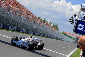 25930037-2 epa01373817 Polish Formula One driver Robert Kubica of BMW Sauber takes the checkered flag for the win at the Grand Prix of Canada, in Montreal, Canada, 08 June 2008. EPA/Shawn Thew