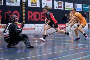 Riders-Stürmerin Annina Faisst (Mitte) gegen Churs Goalie Jill Münger. Riders-Stürmerin Annina Faisst (Mitte) gegen Churs Goalie Jill Münger.