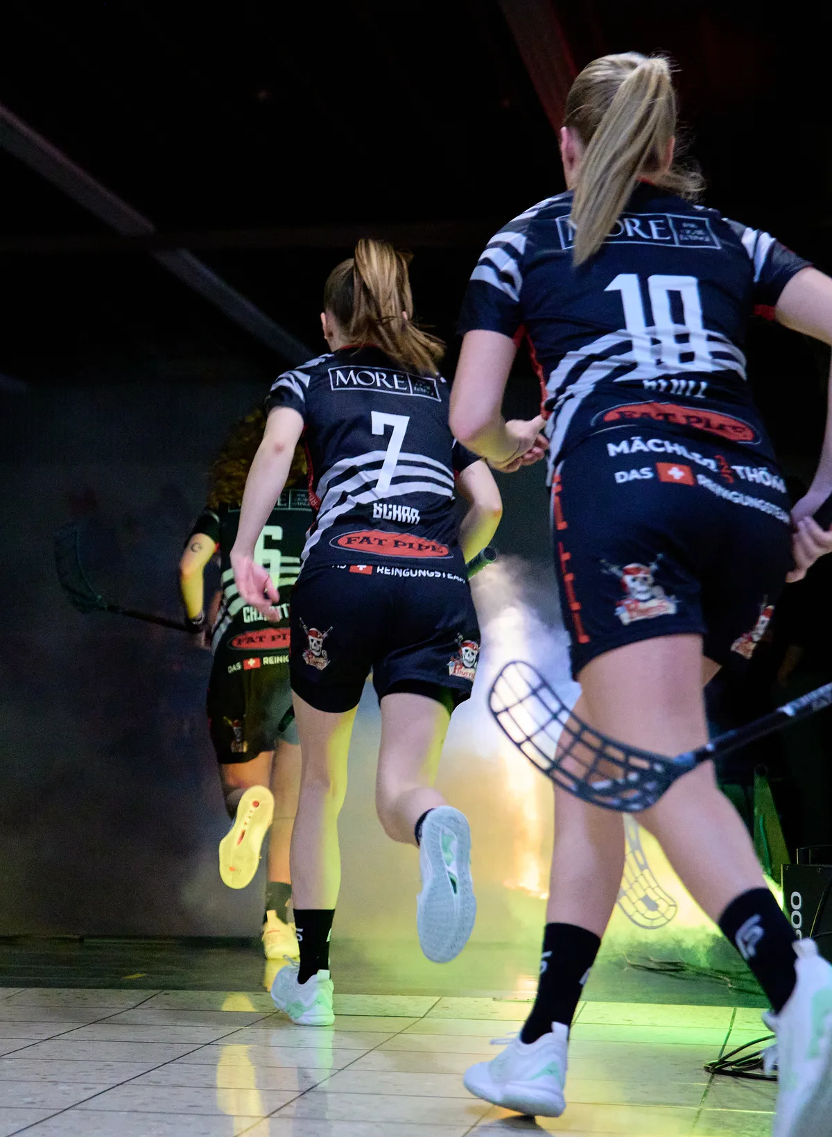 Die Floorball Riders laufen zum Derby gegen den UHC Laupen ein. Frauen GF L-UPL Gruppe 1 Runde 12 2023/2024 Floorball Riders gegen UHC Laupen