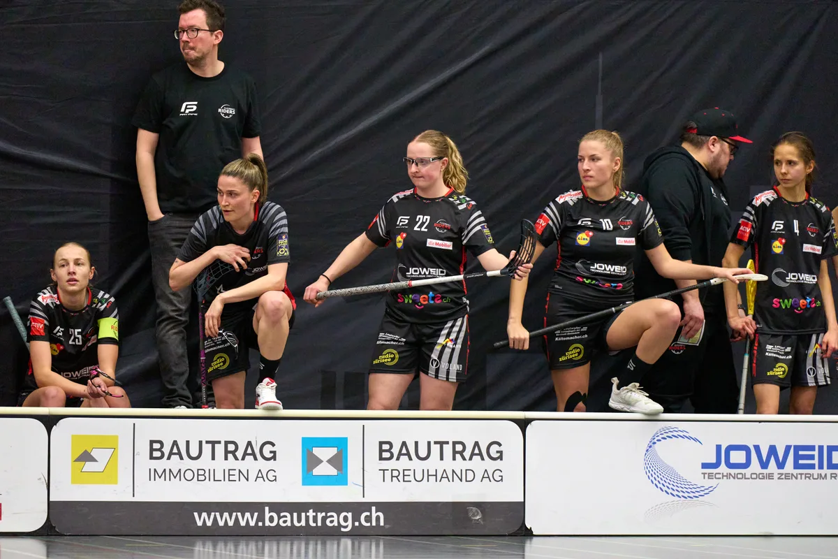 Lukas Schlüssel hinter der Bande