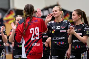 Die Spielerinnen der Floorball Riders klatschen sich ab. Die Spielerinnen der Floorball Riders klatschen sich ab.