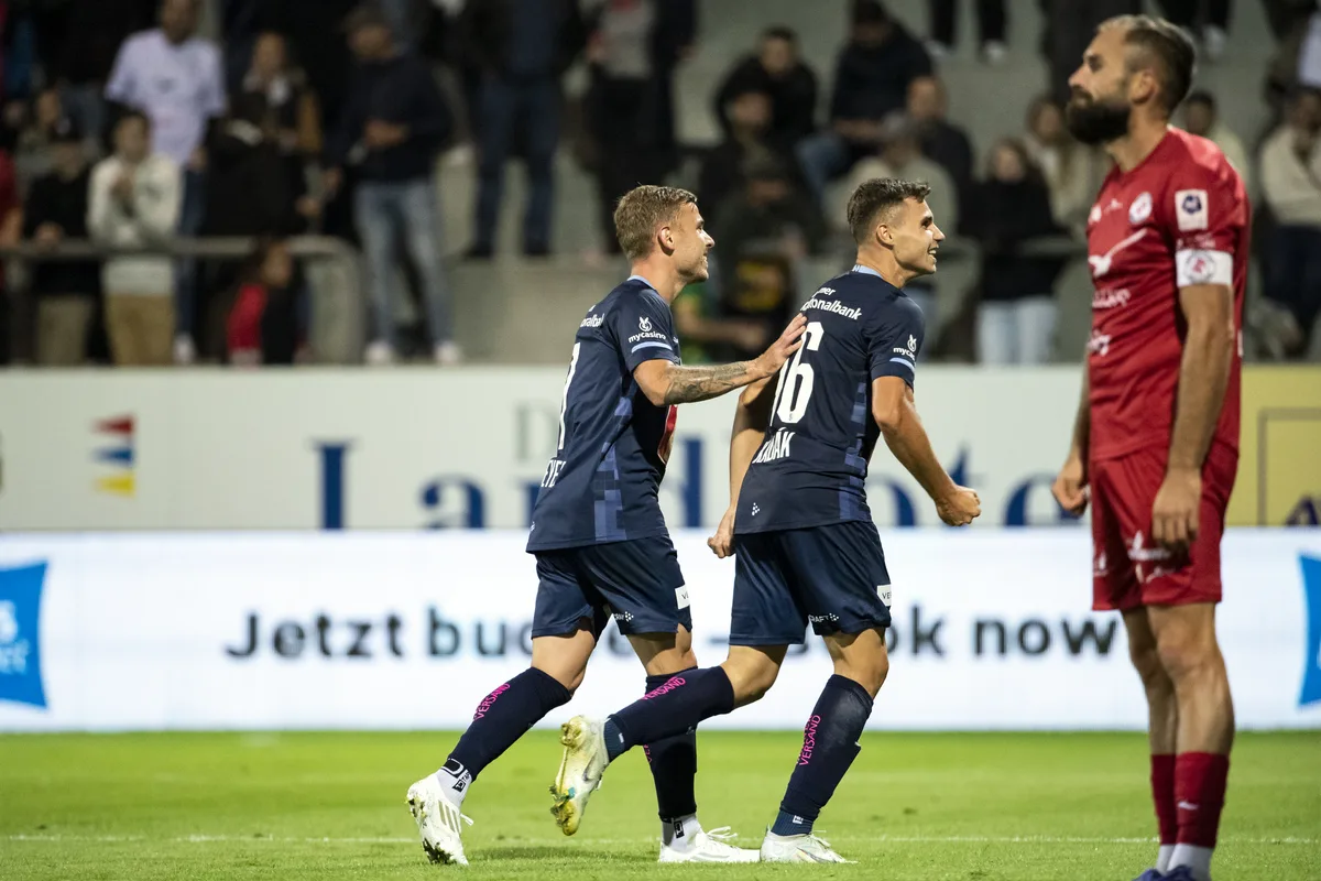 Jubel bei Luzerns Max Meyer und Luzerns Jakub Kadak, von links, neben Winterthurs Granit Lekaj, rechts, im Fussball Meisterschaftsspiel der Super League zwischen dem FC Winterthur und dem FC Luzern im Stadion Schuetzenwiese, am Samstag, 10. September 2022, in Winterthur. (KEYSTONE/Alexandra Wey)