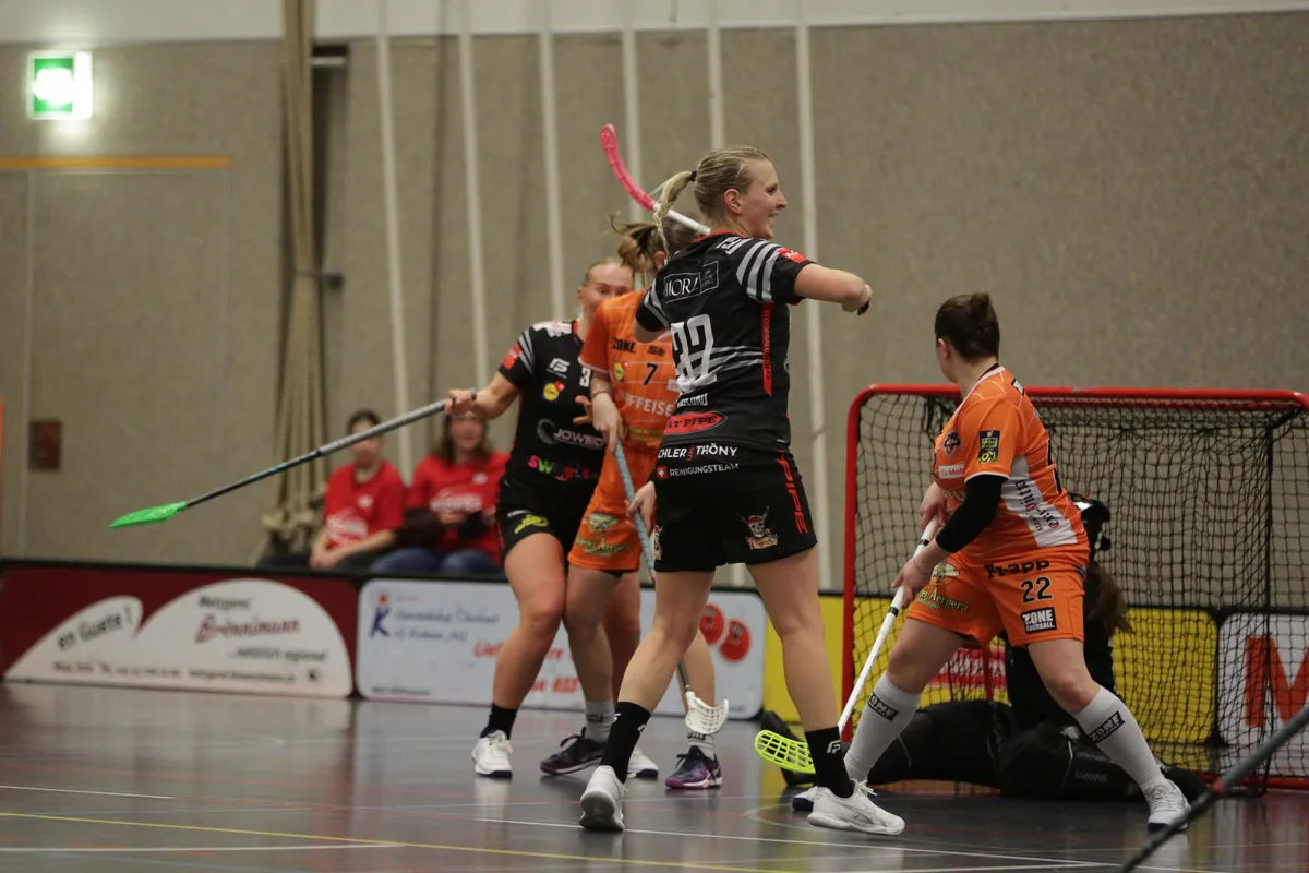 Floorball Riders, Malin Brolund (Nummer 32) im zweiten Playout-Spiel gegen Aergera Giffers