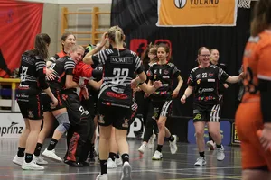 23629360-9 Die NLA-Frauen der Floorball Riders freuen sich nach dem vierten Sieg gegen Giffers über den Ligaerhalt.