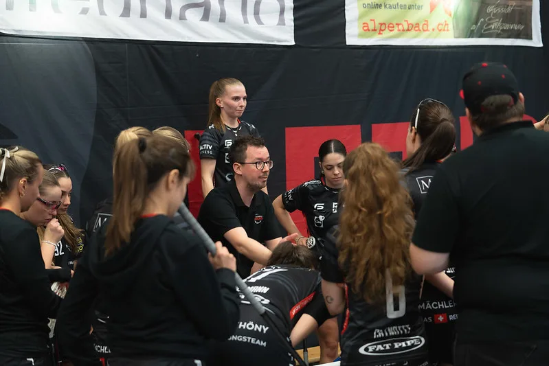 Floorball Riders Trainer Dürnten Bubikon Rüti Lukas Schlüssel beim Coaching. Floorball Riders Trainer Dürnten Bubikon Rüti Lukas Schlüssel beim Coaching.