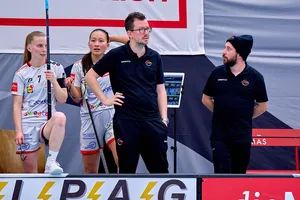 24744028-4 Ratlosigkeit auf der Bank der Floorball Riders.