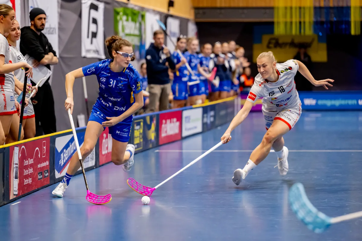 22.11.2025, Kloten, Sporthalle Stighag, Damen L-UPL: Kloten-Dietlikon Jets - FB Riders DBR, Marcia Wick (#31 Kloten-Dietlikon Jets) und Anna Bachrata (#18 FB Riders DBR) 22.11.2025, Kloten, Sporthalle Stighag, Damen L-UPL: Kloten-Dietlikon Jets - FB Riders DBR, Marcia Wick (#31 Kloten-Dietlikon Jets) und Anna Bachrata (#18 FB Riders DBR)