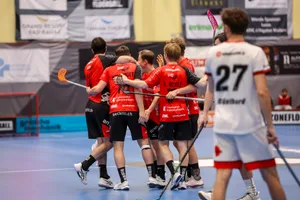 Usters Timon Günthard schaut den Malanser Spielern beim Jubeln zu Usters Timon Günthard schaut den Malanser Spielern beim Jubeln zu