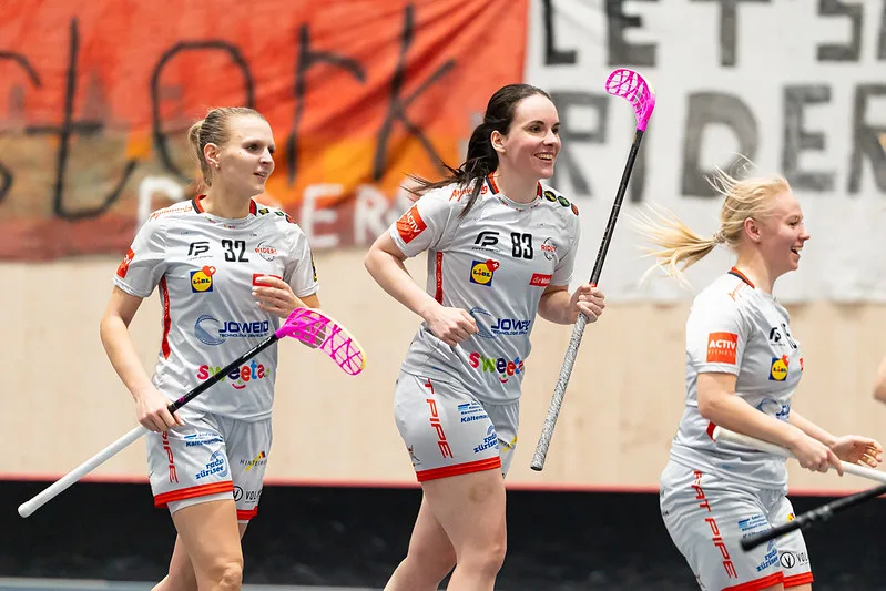 Lisa Devenoge (Mitte) ist als eine der wenigen Leistungsträgerinnen im Team verblieben – Malin Brolund (links) macht eine Pause, Jenna Taivaloja fungiert neu als Assistenztrainerin. Lisa Devenoge (Mitte) ist als eine der wenigen Leistungsträgerinnen im Team verblieben – Malin Brolund (links) macht eine Pause, Jenna Taivaloja fungiert neu als Assistenztrainerin.