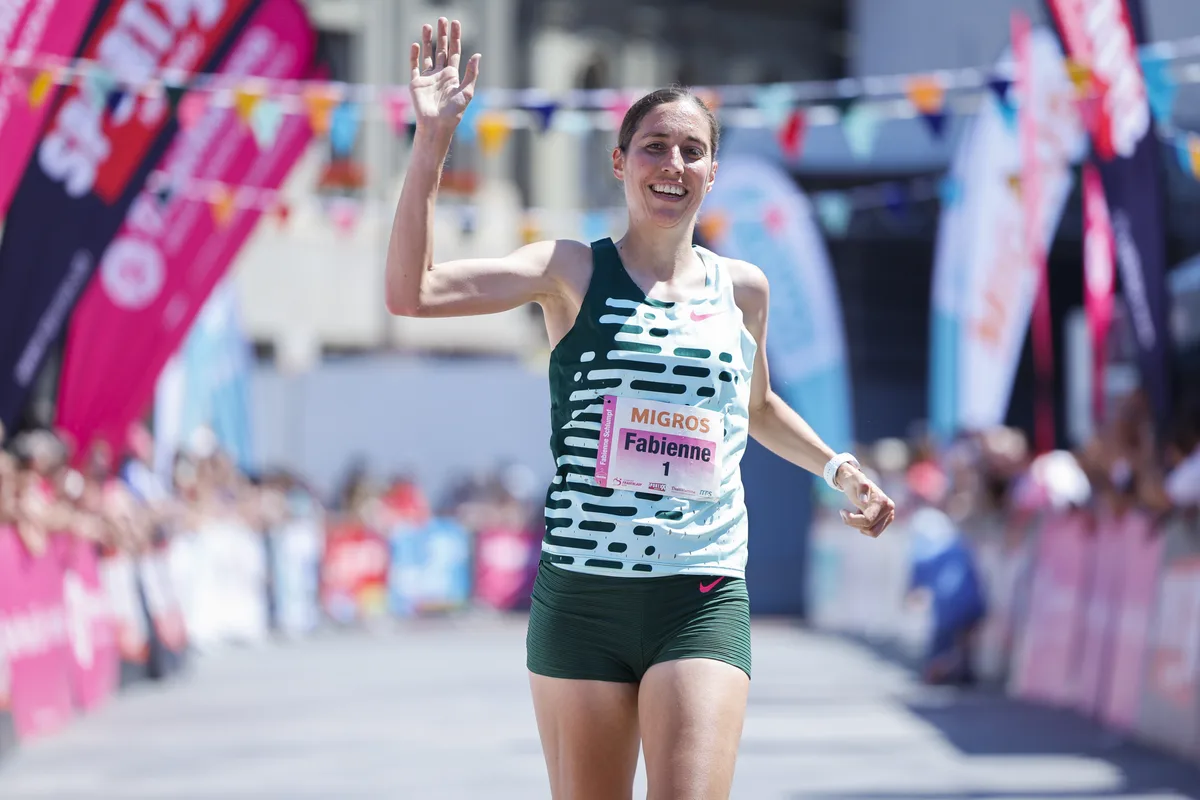 Fabienne Schlumpf kommt ins Ziel beim 5-km-Rennen beim 37. Schweizer Frauenlauf am Sonntag, 11. Juni 2023, in Bern. (Keystone/Peter Klaunzer)